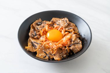 Kore usulü turşulu yumurta turşulu domuz bulgogi pirinç kasesi.