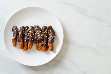 Güneş ışığı kurumuş muz çikolata kaplama veya muz soslu çikolata