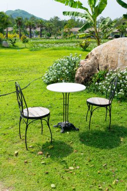 Bahçede süslenmiş boş sandalye ve masa