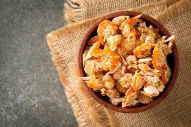Kurutulmuş karides ya da kase içinde kurutulmuş tuzlanmış karides.