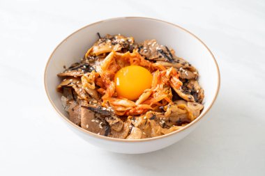 Kore usulü turşulu yumurta turşulu domuz bulgogi pirinç kasesi.