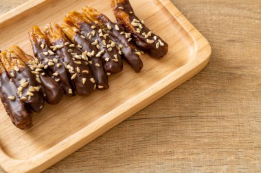 Güneş ışığı kurumuş muz çikolata kaplama veya muz soslu çikolata