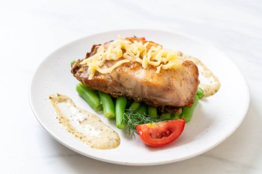 Izgara balık bifteği.