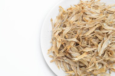 Beyaz arka planda izole edilmiş kuru ve çıtır çıtır fırın balığı.