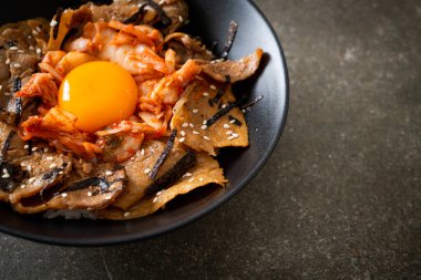 Kore usulü turşulu yumurta turşulu domuz bulgogi pirinç kasesi.