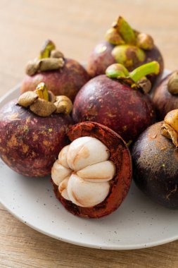 Taze taze mangosteen meyveleri beyaz tabakta