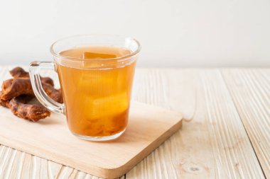 Lezzetli tatlı içecek demirhindi suyu ve buz küpü - sağlıklı içecek tarzı