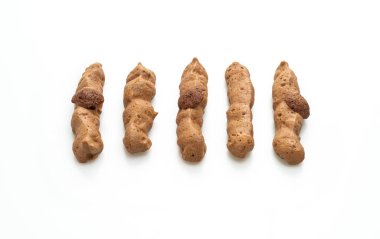 Çikolatalı pasta çubuğu beyaz arka planda izole edilmiş.