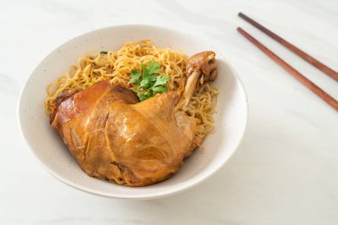 Kurutulmuş erişte ve haşlanmış tavuk kasesi. Asya usulü.