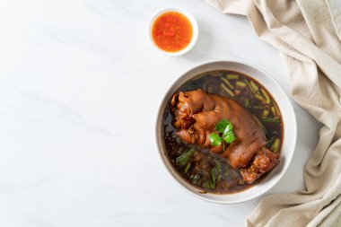 Domuz budu yahnisi ya da domuz budu - Asya yemeği tarzı