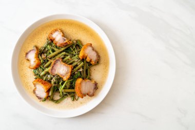 Kızarmış su mimozası ve tabakta domuz eti.