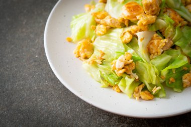 Ev yapımı kızarmış lahana ve tabakta yumurta.