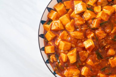 Mapo Tofu - Geleneksel Sichuan yemeği ipek tofu ve kıyma, acı biber yağı ve Sichuan biberleri ile doldurulmuş mala tadında - Asya yemek tarzı