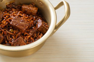 Jjapaguri ya da Chapaguri, Kore Kara Fasulye Baharatlı Erişte - Kore usulü