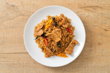 Asya usulü baharatlı kızarmış domuz pirinci.