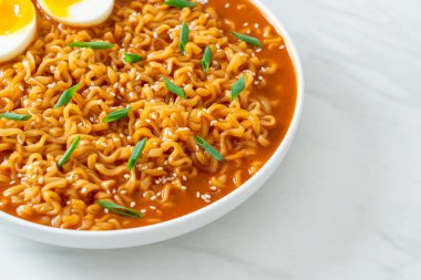 Ramyeon ya da yumurtalı Kore eriştesi Kore yemeği tarzı.