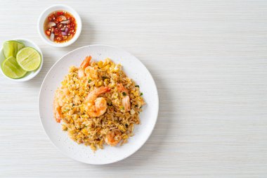 Tayland usulü ev yapımı kızarmış karides. Asya usulü.