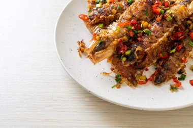 Kızarmış Mantid Karidesi ya da Acılı ve Tuzlu Kerevit Deniz Ürünleri Stili