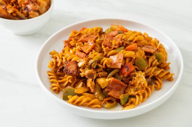 Jambon ve domates soslu kızarmış fusilli makarna.