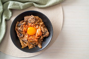 Kore usulü turşulu yumurta turşulu domuz bulgogi pirinç kasesi.