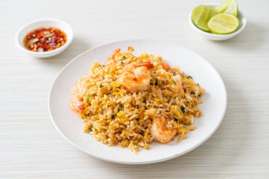 Tayland usulü ev yapımı kızarmış karides. Asya usulü.