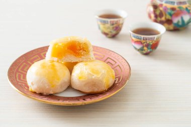 Çin pastası ay pastası ve tuzlu yumurta fıstığı ya da fındıklı börek ve tuzlu yumurta Asya yemeği.