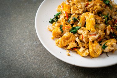 Tayland fesleğeni ve biberli sahanda yumurta Asya usulü.