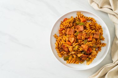 Jambon ve domates soslu kızarmış fusilli makarna.