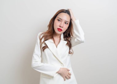 Güzel bir Asyalı kadının portresi. Öfkeli, stresli, endişeli ya da beyaz arka planda şikayet ediyor.