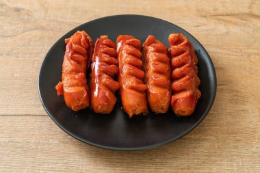 Siyah tabakta kızarmış sosis şişi.