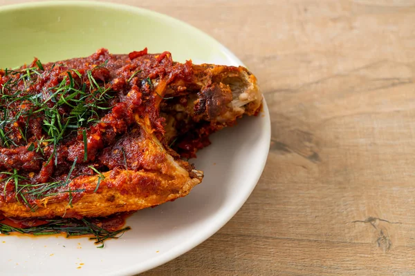 Tayland usulü kızarmış balık ve kırmızı biber sosu. Asya usulü.