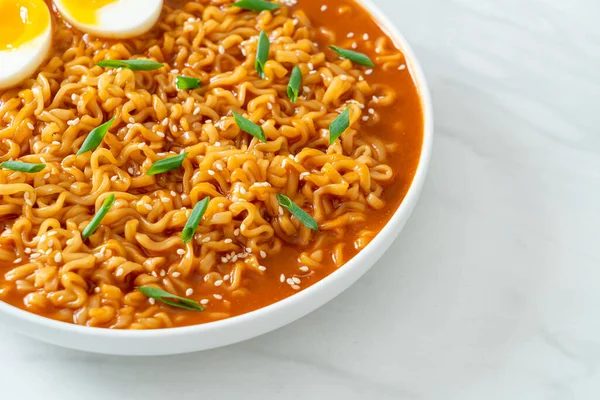 Ramyeon ya da yumurtalı Kore eriştesi Kore yemeği tarzı.