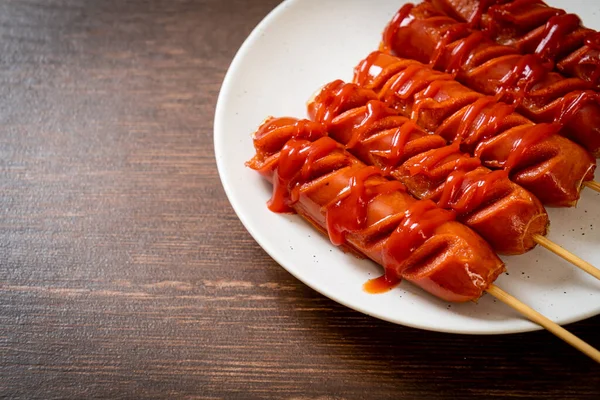 Bratwurstspieß Mit Ketchup Auf Weißem Teller — Stockfoto