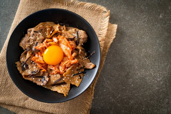 김치가 돼지고기불고 밥그릇 한국식절인 — 스톡 사진