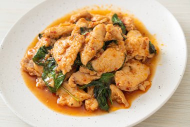 Kızarmış tavuğu acı biber ezmesi ya da biber ezmesi ile karıştırmak - Asya yemeği tarzı