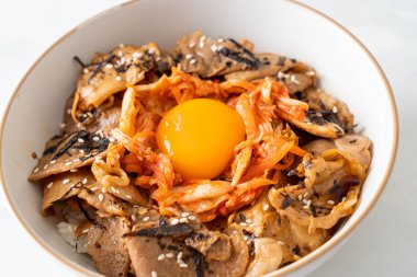 Kore usulü turşulu yumurta turşulu domuz bulgogi pirinç kasesi.