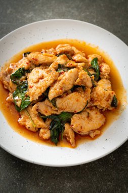 Kızarmış tavuğu acı biber ezmesi ya da biber ezmesi ile karıştırmak - Asya yemeği tarzı