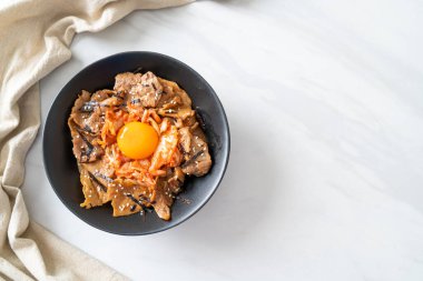 Kore usulü turşulu yumurta turşulu domuz bulgogi pirinç kasesi.