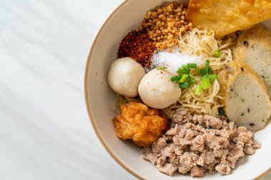 Balık köfteli baharatlı erişte ve çorbasız karides köftesi. Asya usulü.