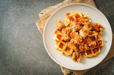 Waffle ve peynirli ev yapımı kızarmış tavuk