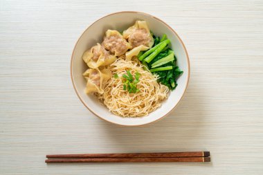 Kurutulmuş yumurtalı erişte ile domuz çorbası ya da Asya usulü domuz etli börek.