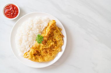 Pirinç ve ketçaplı omlet veya omlet.
