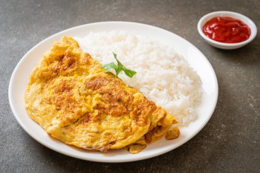 Pirinç ve ketçaplı omlet veya omlet.