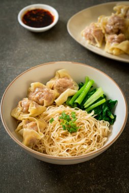 Kurutulmuş yumurtalı erişte ile domuz çorbası ya da Asya usulü domuz etli börek.