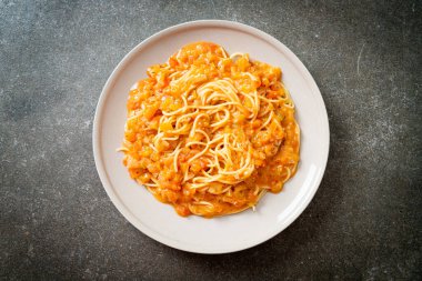 Kremalı domates soslu spagetti makarna veya pembe sos.