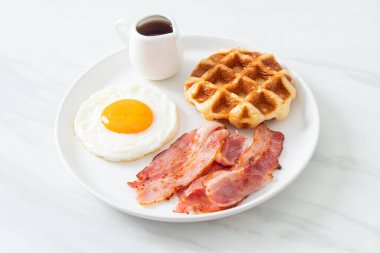 Kahvaltıda pastırmalı yumurta ve waffle.