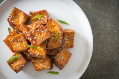 Beyaz susamlı kızarmış tofu ve teriyaki sosu. Vejetaryen ve vejetaryen yemek tarzı.