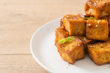 Beyaz susamlı kızarmış tofu ve teriyaki sosu. Vejetaryen ve vejetaryen yemek tarzı.