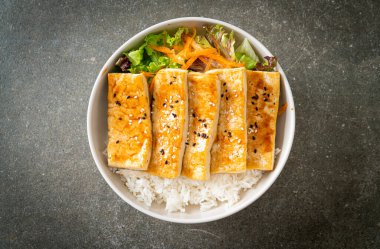 Teriyaki tofu pirinç kasesi - vejetaryen ve vejetaryen yemek tarzı