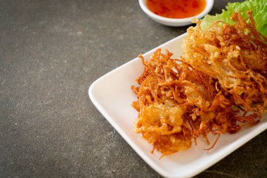 Kızarmış Enoki Mantarı veya Altın İğne Mantarı - vejetaryen ve vejetaryen yemek tarzı